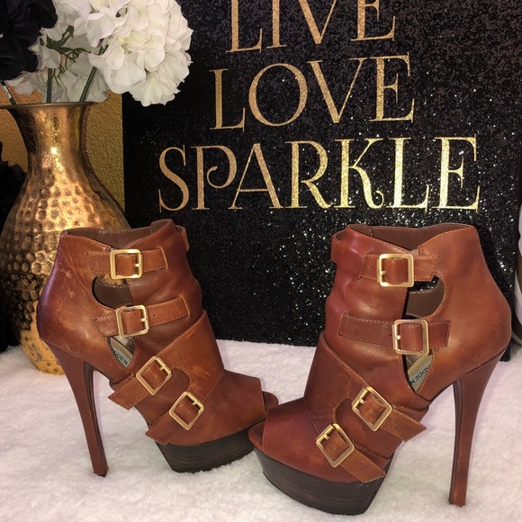 Shoes - Steve Madden leather booties